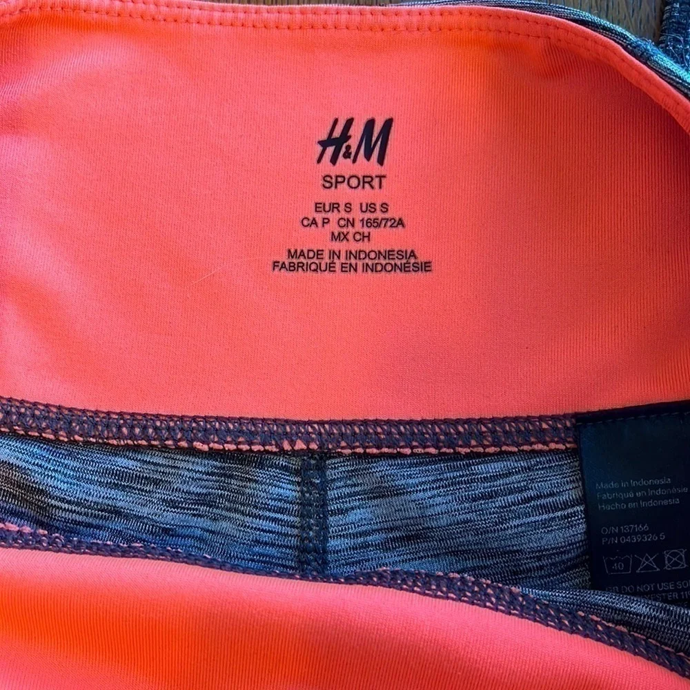 H&M Sport leggings. Gray striped design. Skinny leg size S